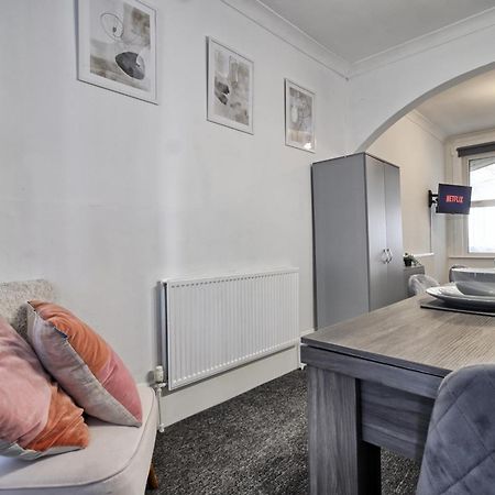 Beautiful Spacious Four Bedroom House With Parking For 2 Cars, 5 Minute Walk To Southend Station Экстерьер фото