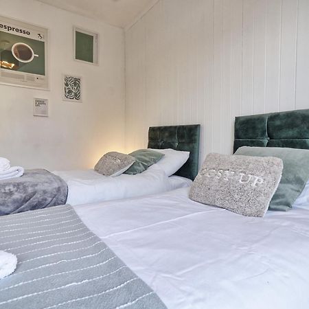 Beautiful Spacious Four Bedroom House With Parking For 2 Cars, 5 Minute Walk To Southend Station Экстерьер фото