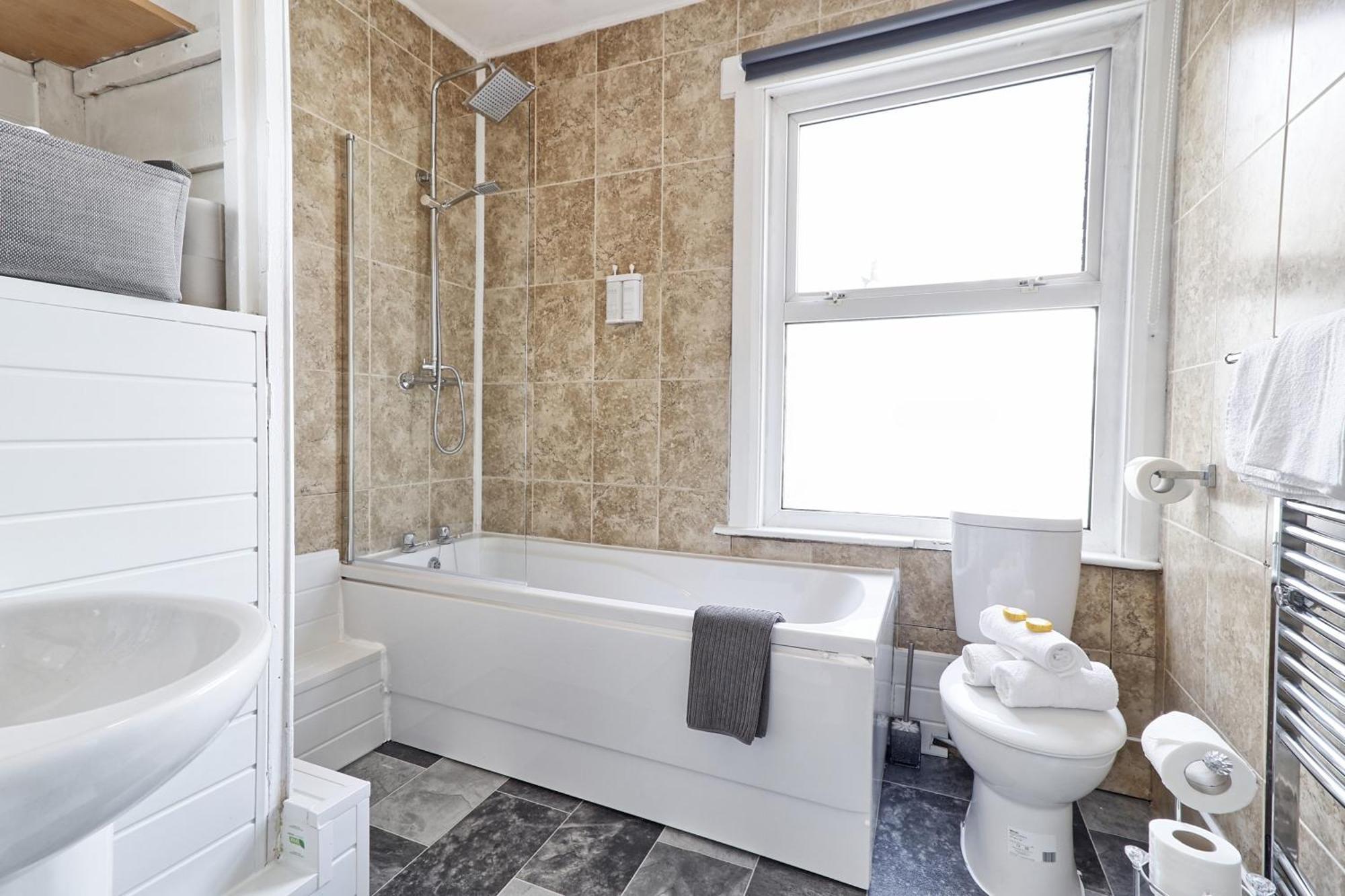 Beautiful Spacious Four Bedroom House With Parking For 2 Cars, 5 Minute Walk To Southend Station Экстерьер фото