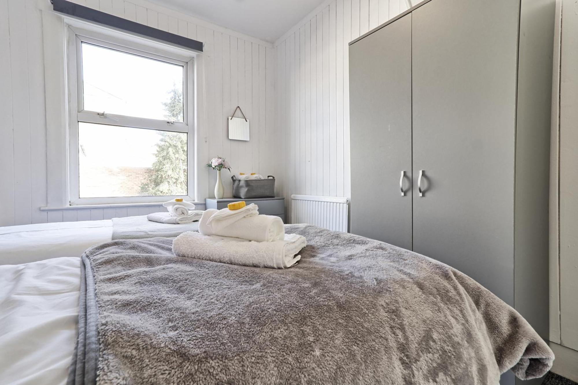 Beautiful Spacious Four Bedroom House With Parking For 2 Cars, 5 Minute Walk To Southend Station Экстерьер фото