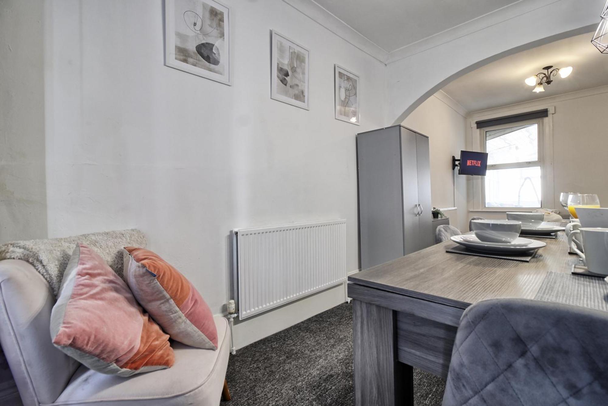 Beautiful Spacious Four Bedroom House With Parking For 2 Cars, 5 Minute Walk To Southend Station Экстерьер фото