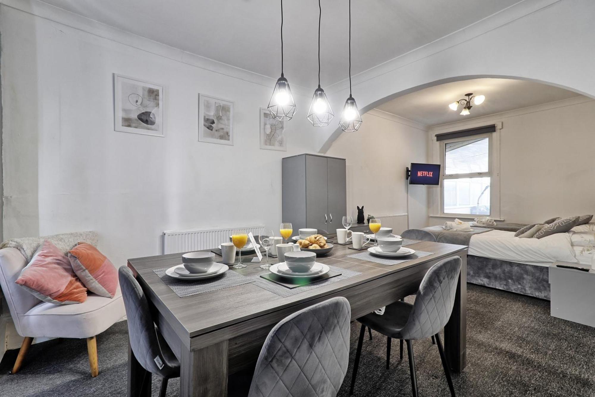 Beautiful Spacious Four Bedroom House With Parking For 2 Cars, 5 Minute Walk To Southend Station Экстерьер фото