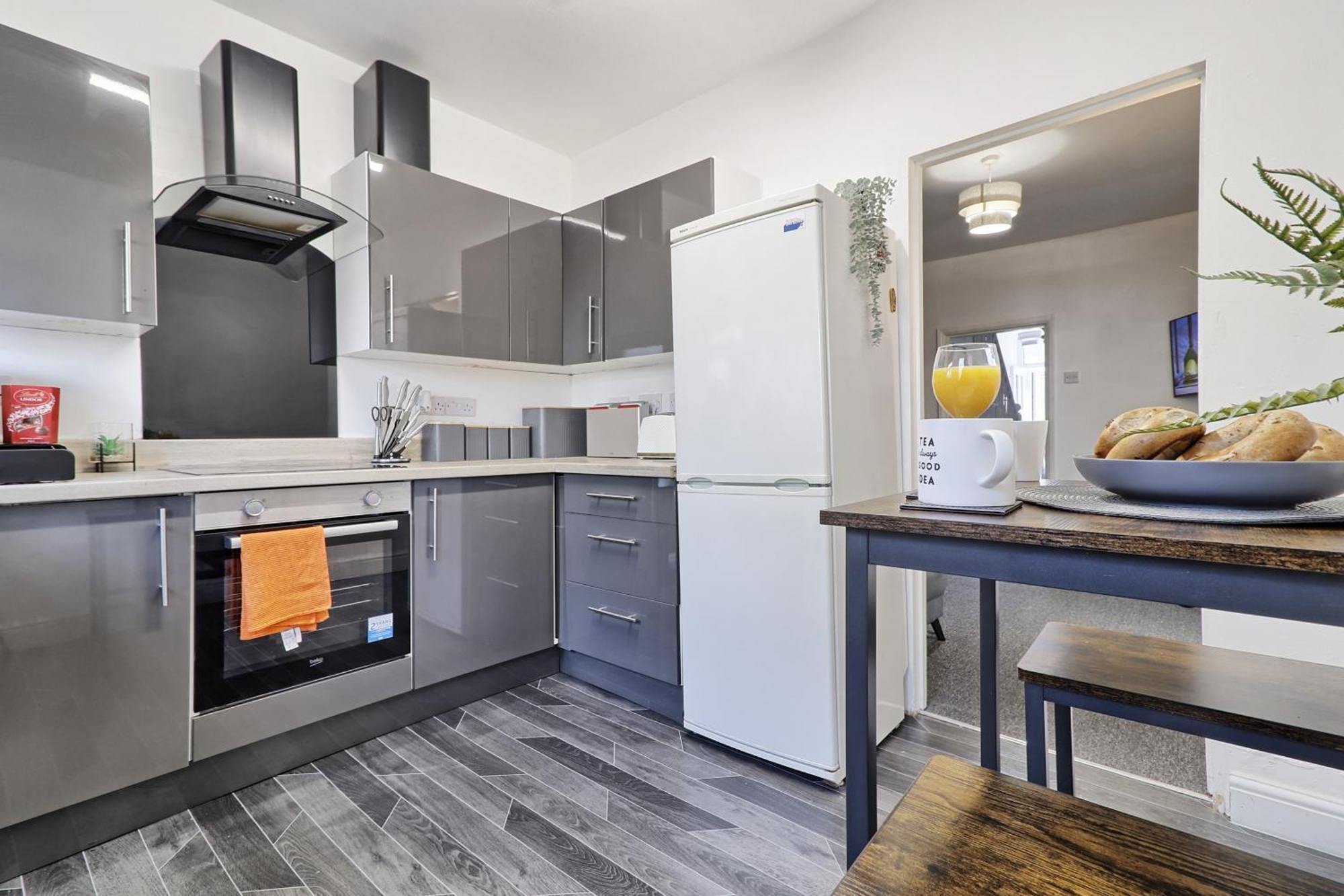 Beautiful Spacious Four Bedroom House With Parking For 2 Cars, 5 Minute Walk To Southend Station Экстерьер фото