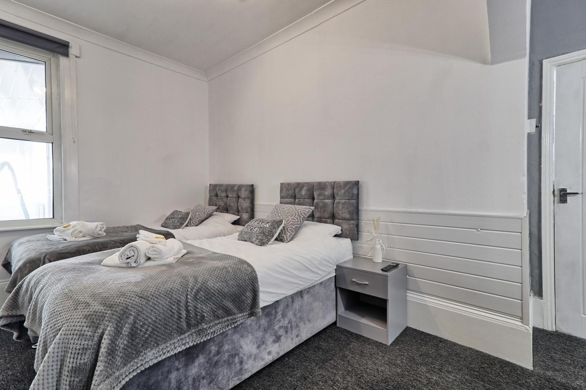 Beautiful Spacious Four Bedroom House With Parking For 2 Cars, 5 Minute Walk To Southend Station Экстерьер фото