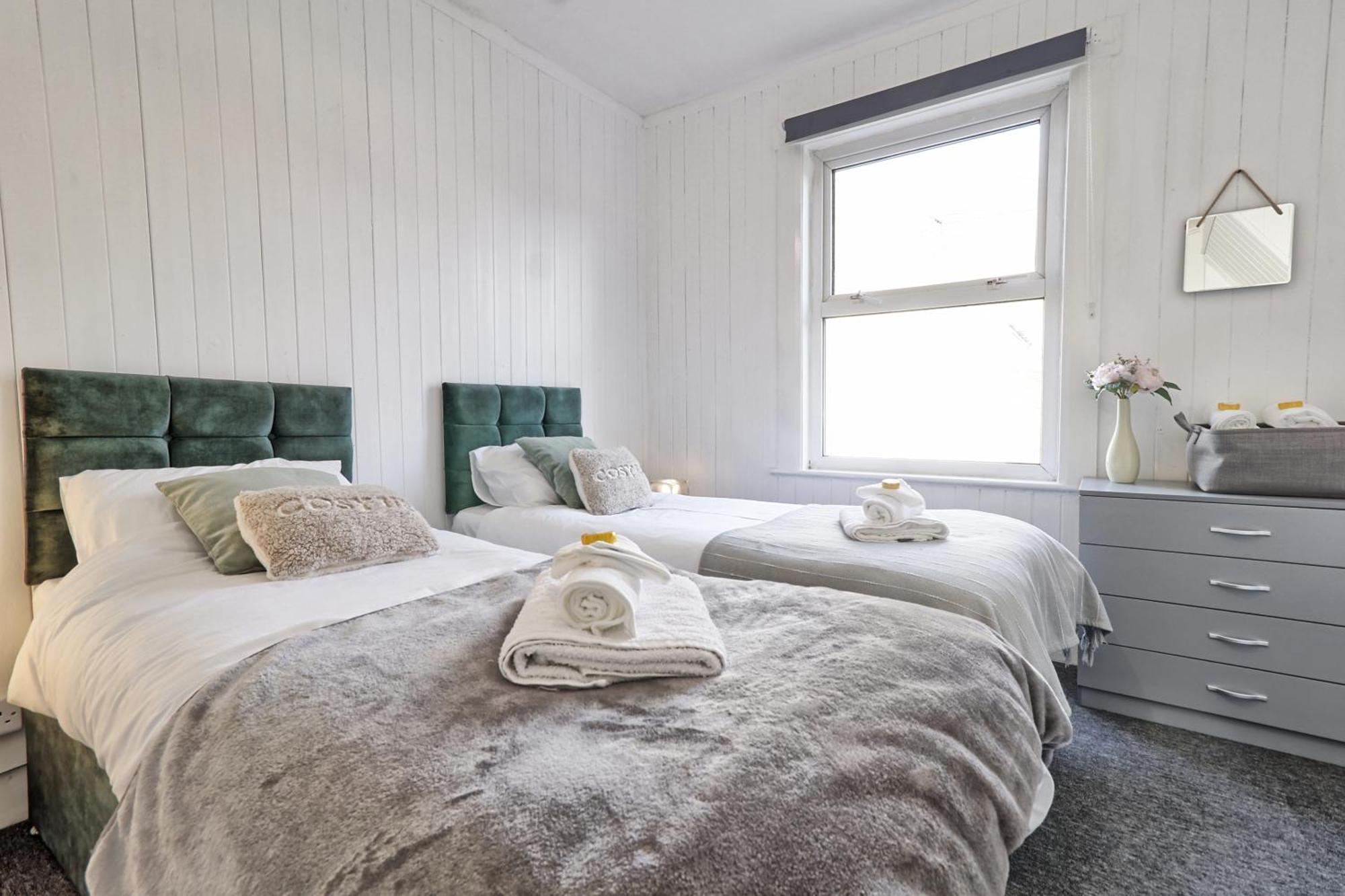 Beautiful Spacious Four Bedroom House With Parking For 2 Cars, 5 Minute Walk To Southend Station Экстерьер фото
